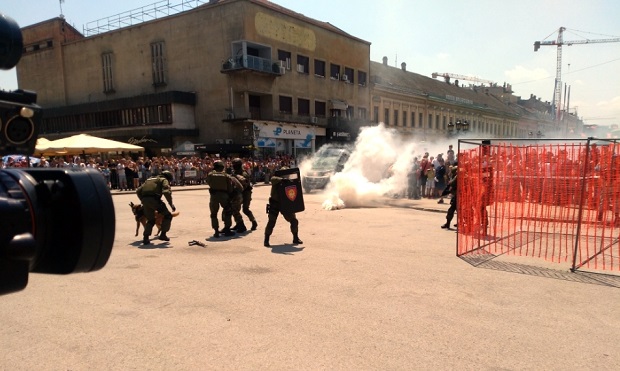 Полицајци приказали вештине и одушевили публику на Тргу Слободе (ФОТО/ВИДЕО)